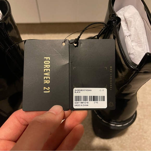 🏷️NWT🏷️ Forever 21 Faux Leather Ankle Boots - Picture 6 of 8
